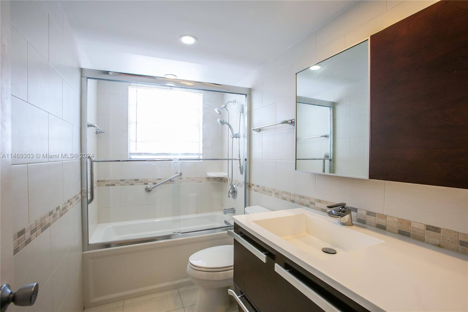 137 Golden Isles Dr Unit: 810