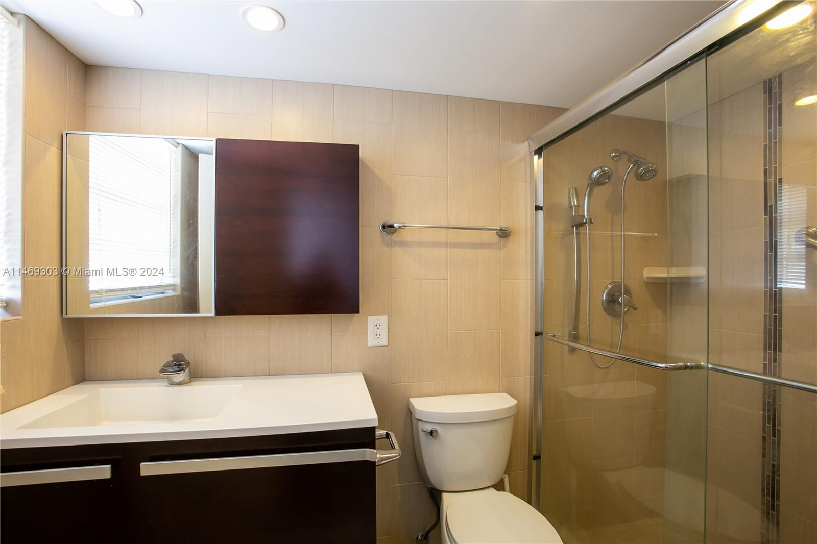 137 Golden Isles Dr Unit: 810