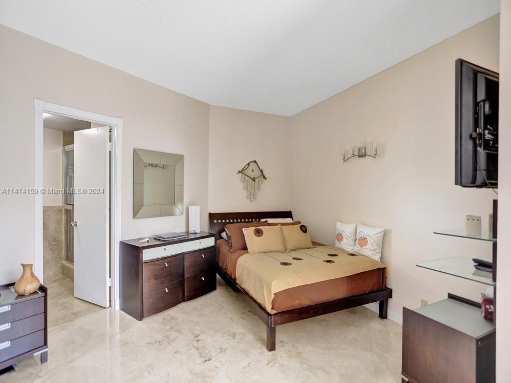 20281 E Country Club Dr Unit: 2010