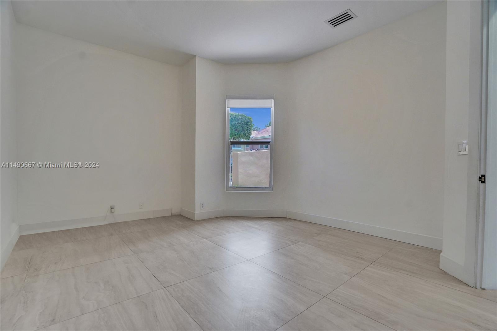 3757 NE 208th Ter