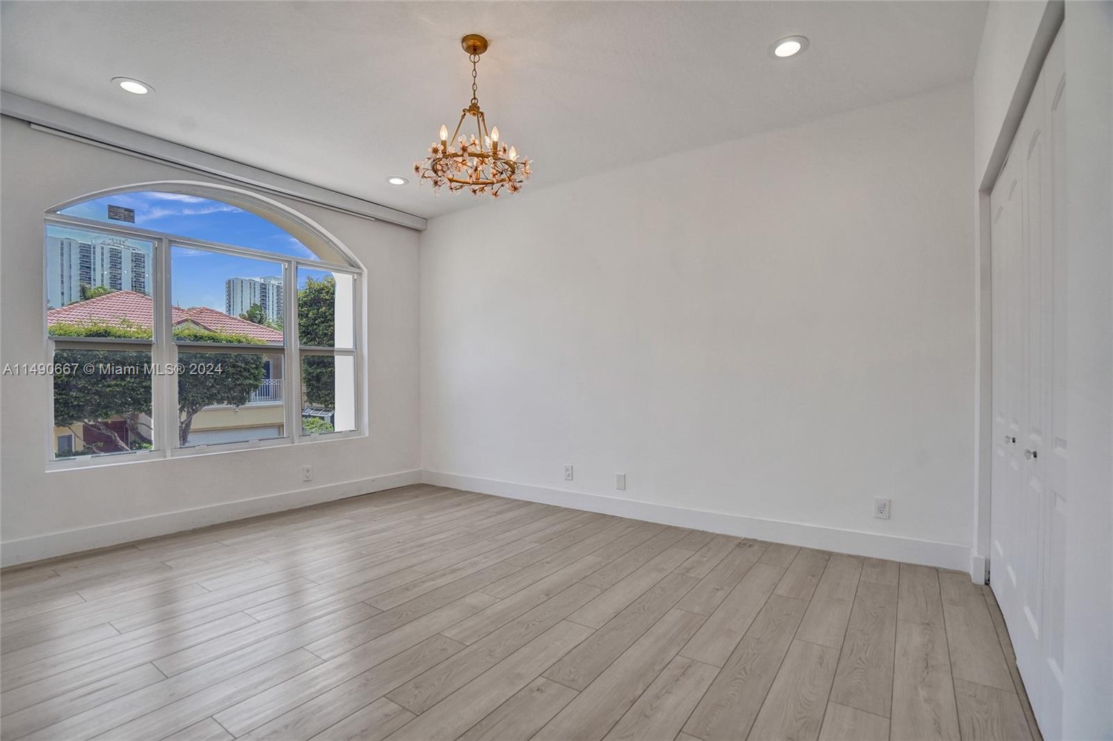 3757 NE 208th Ter