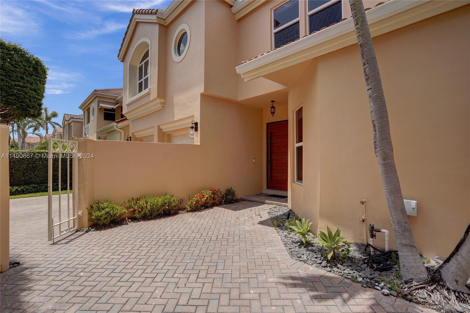 3757 NE 208th Ter