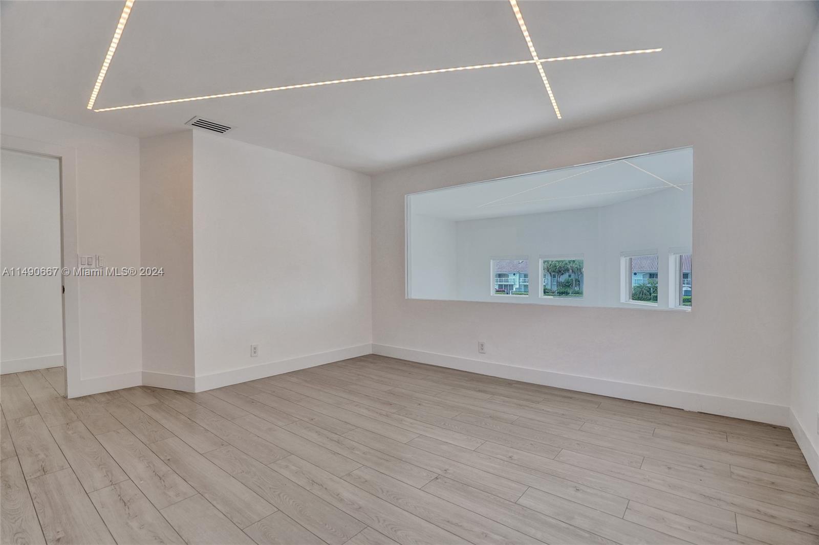 3757 NE 208th Ter