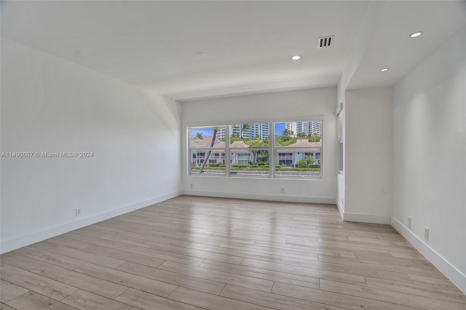 3757 NE 208th Ter