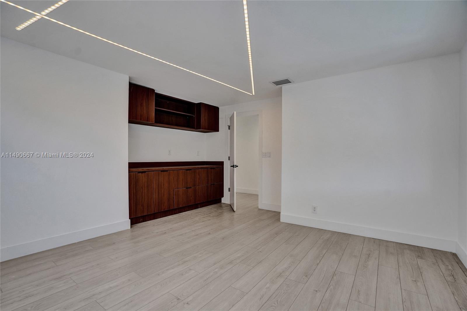 3757 NE 208th Ter