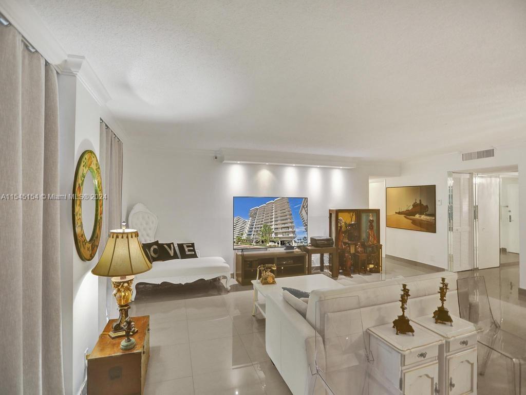 8877 Collins Ave # 304