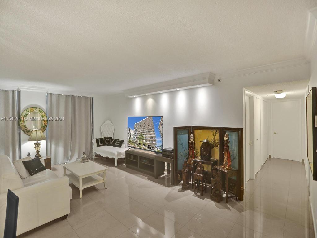 8877 Collins Ave # 304