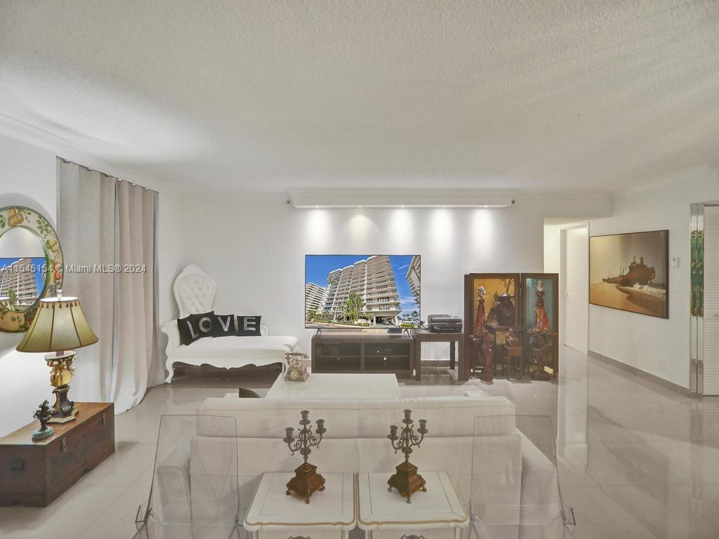 8877 Collins Ave # 304