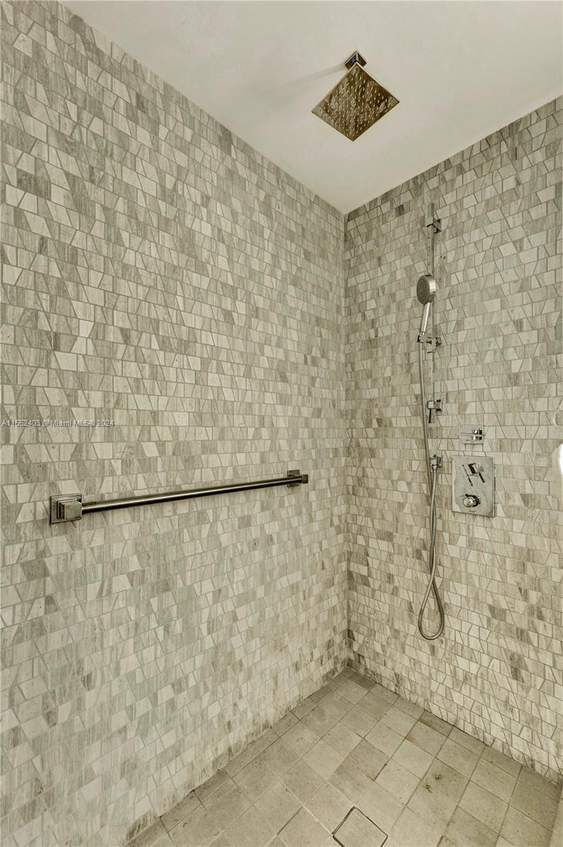 88 SW 7th St # 1512