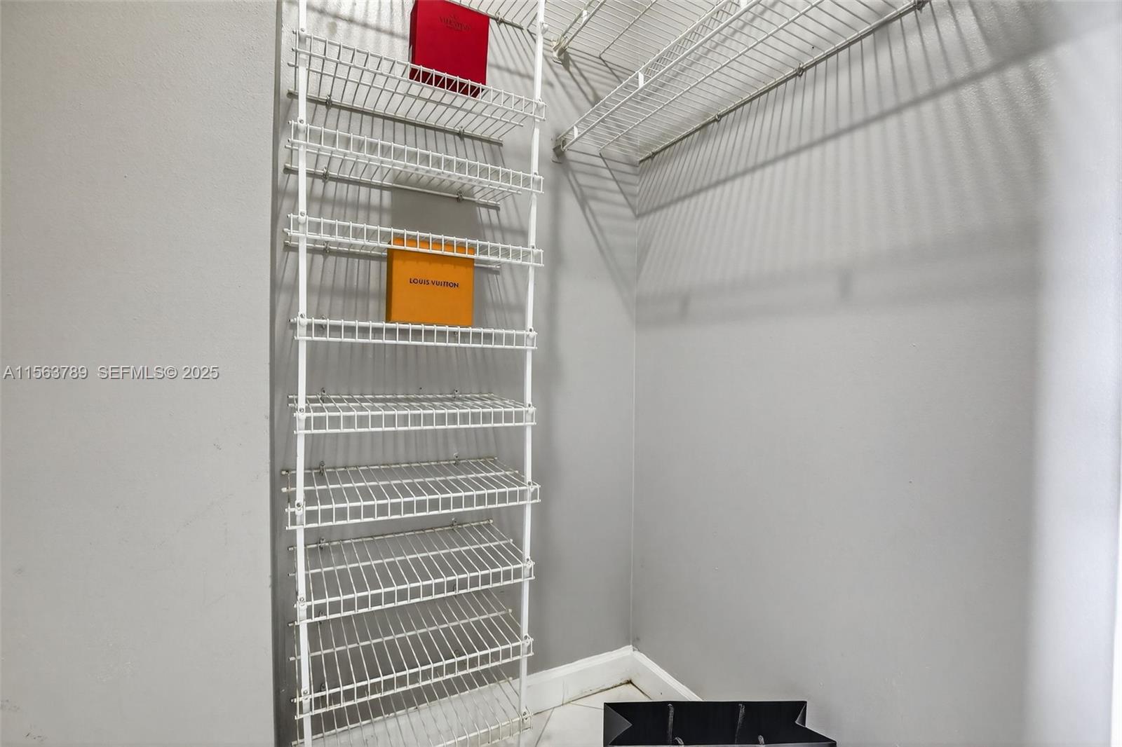 300 Bayview Dr # 906