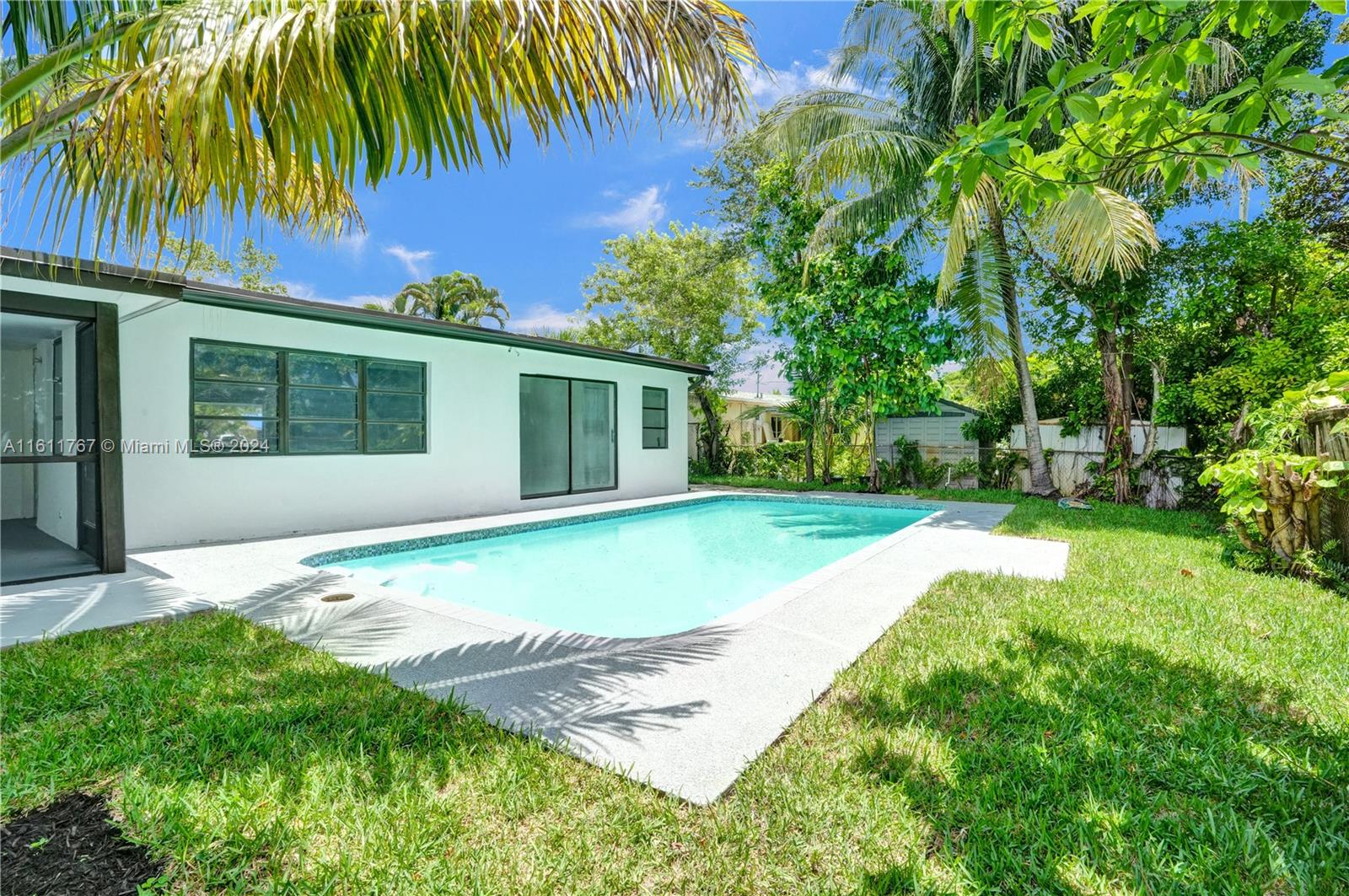 590 NW 38th Pl