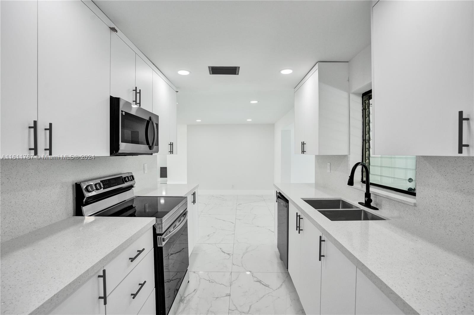 590 NW 38th Pl