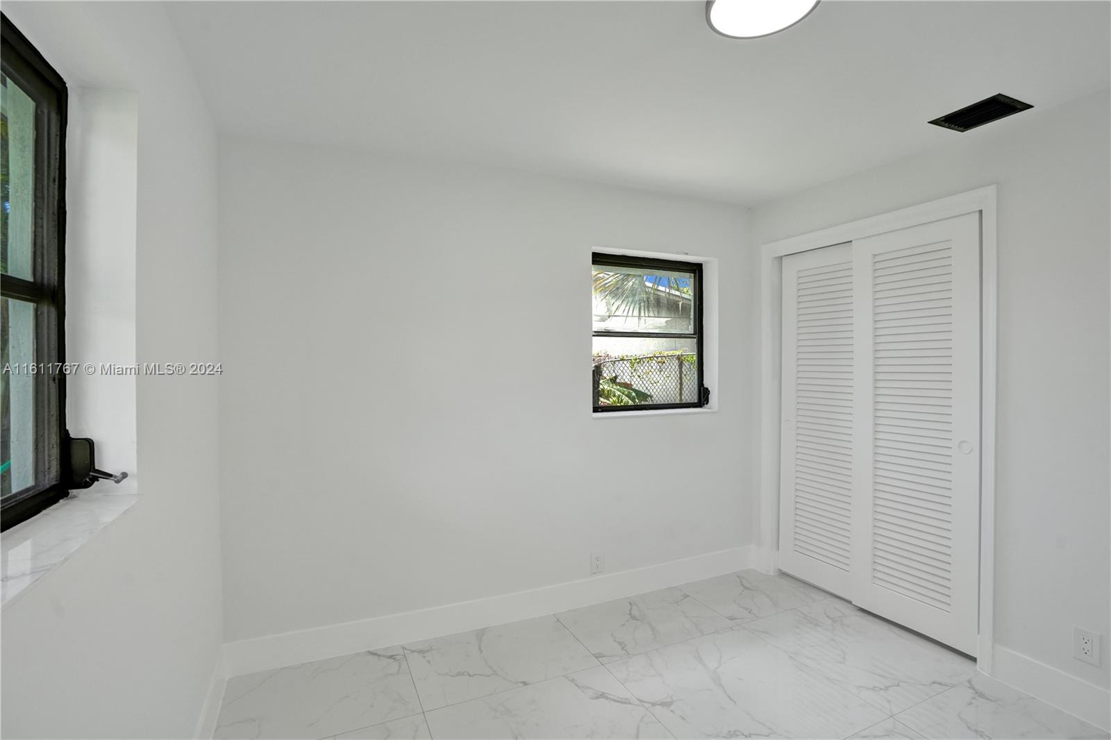 590 NW 38th Pl