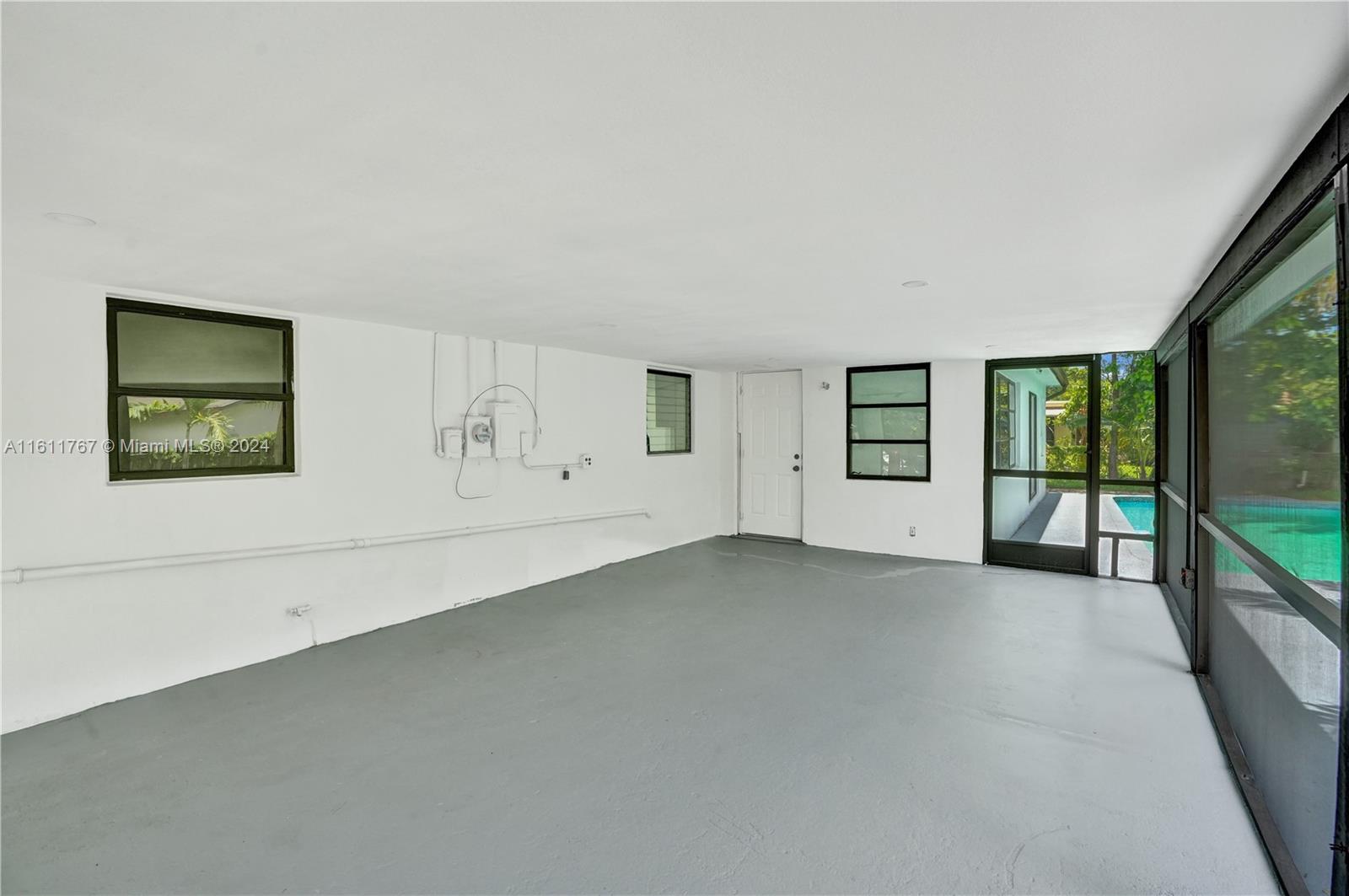 590 NW 38th Pl