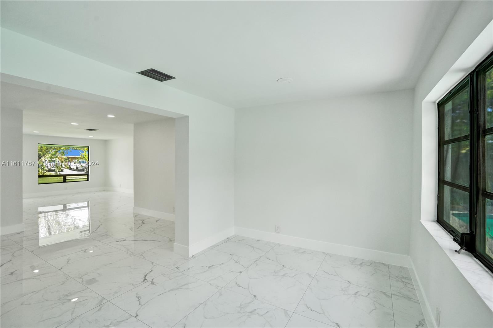 590 NW 38th Pl