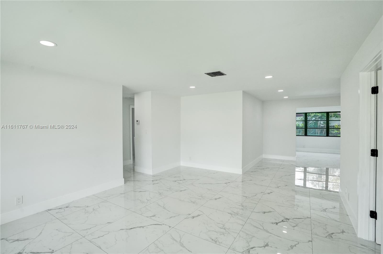 590 NW 38th Pl