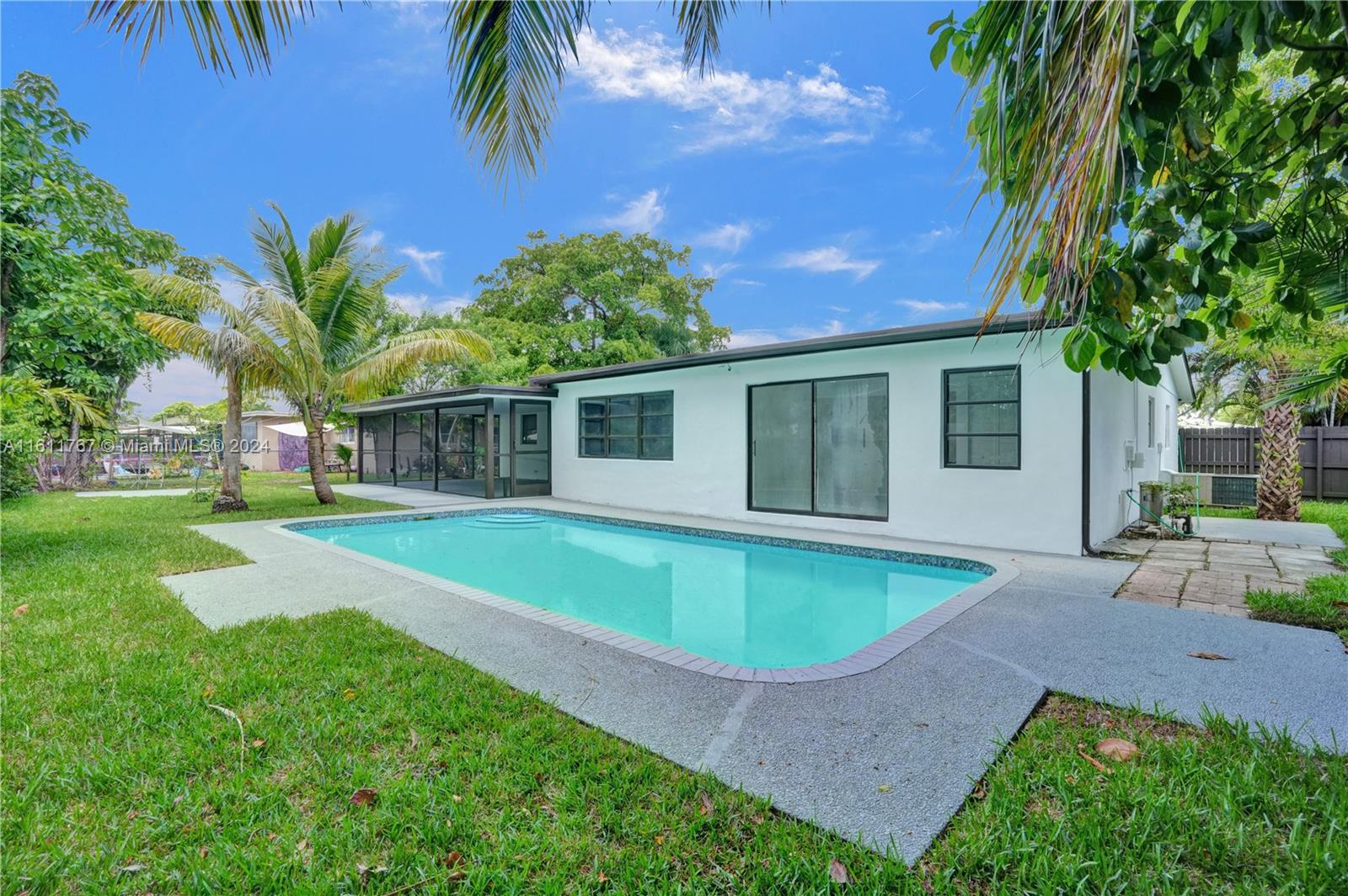 590 NW 38th Pl