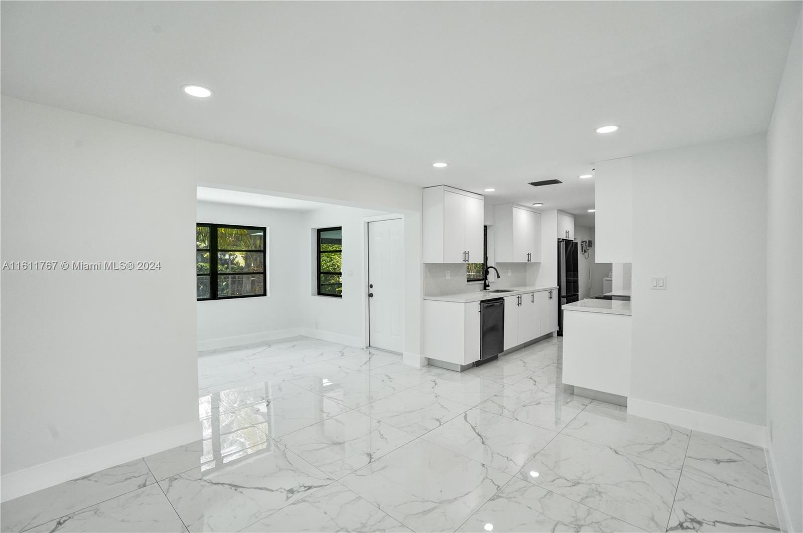 590 NW 38th Pl