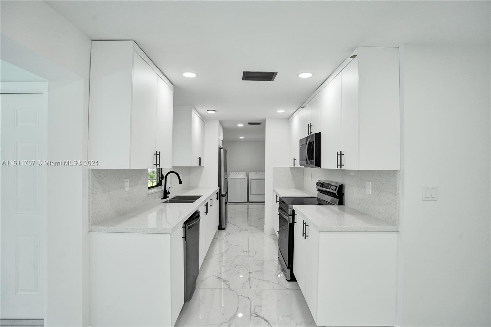 590 NW 38th Pl