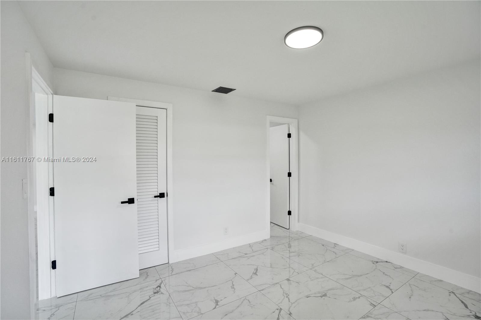 590 NW 38th Pl