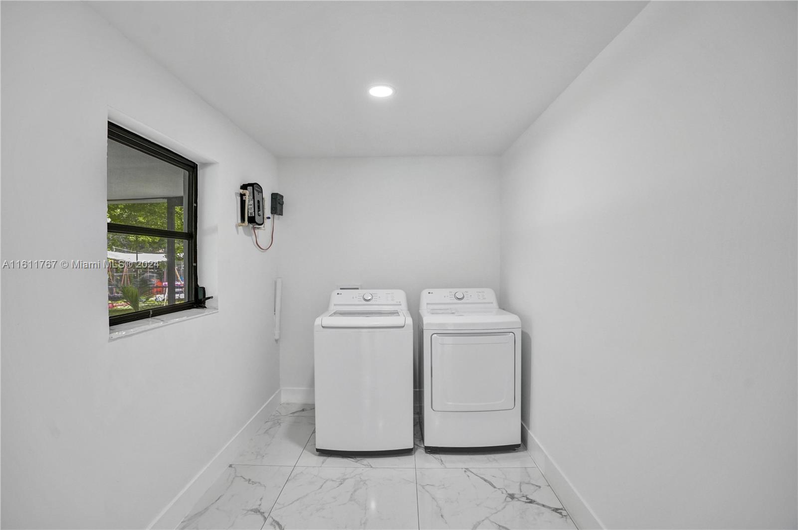 590 NW 38th Pl