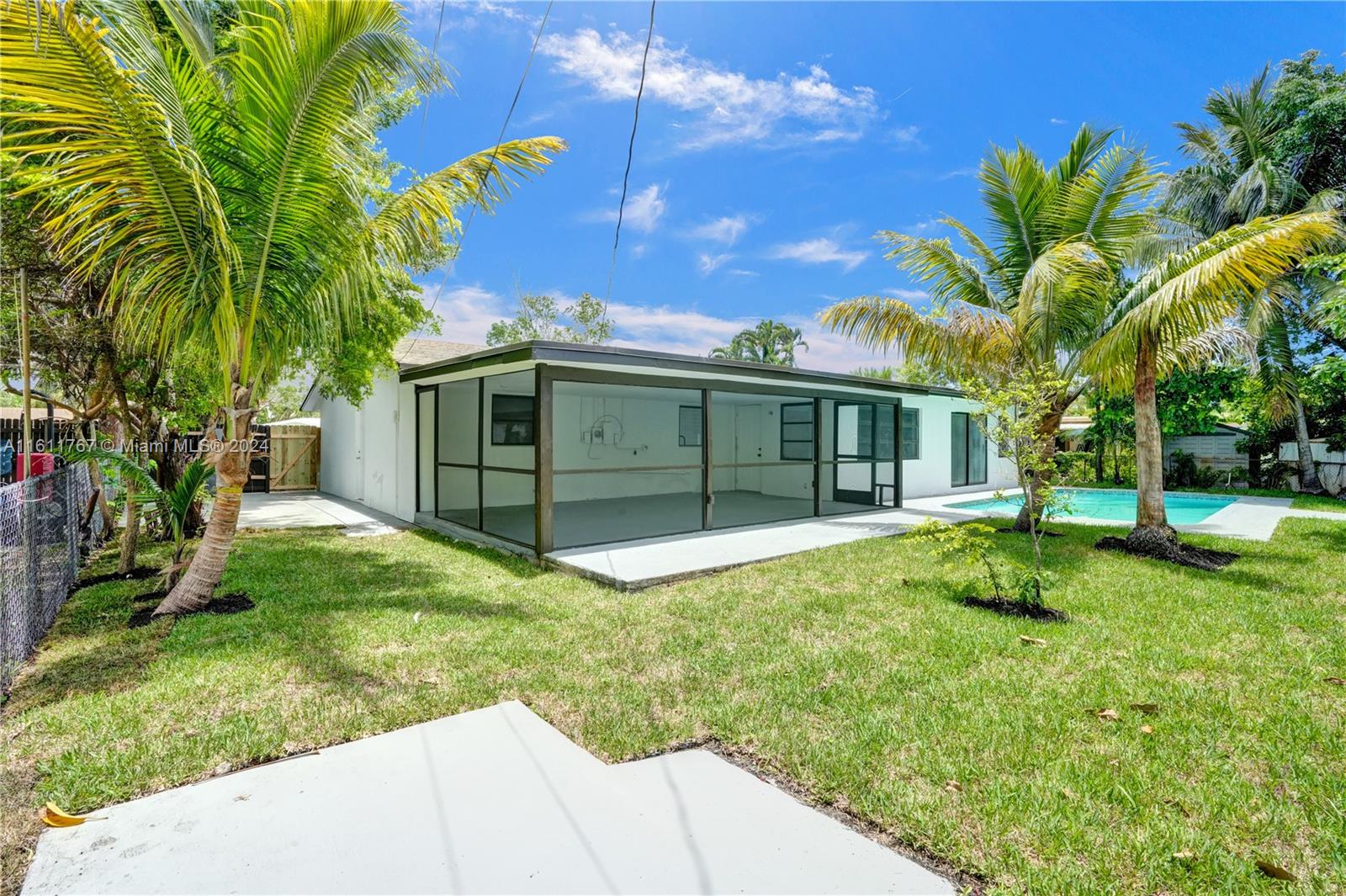 590 NW 38th Pl