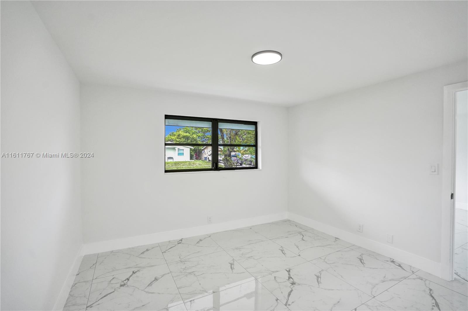 590 NW 38th Pl