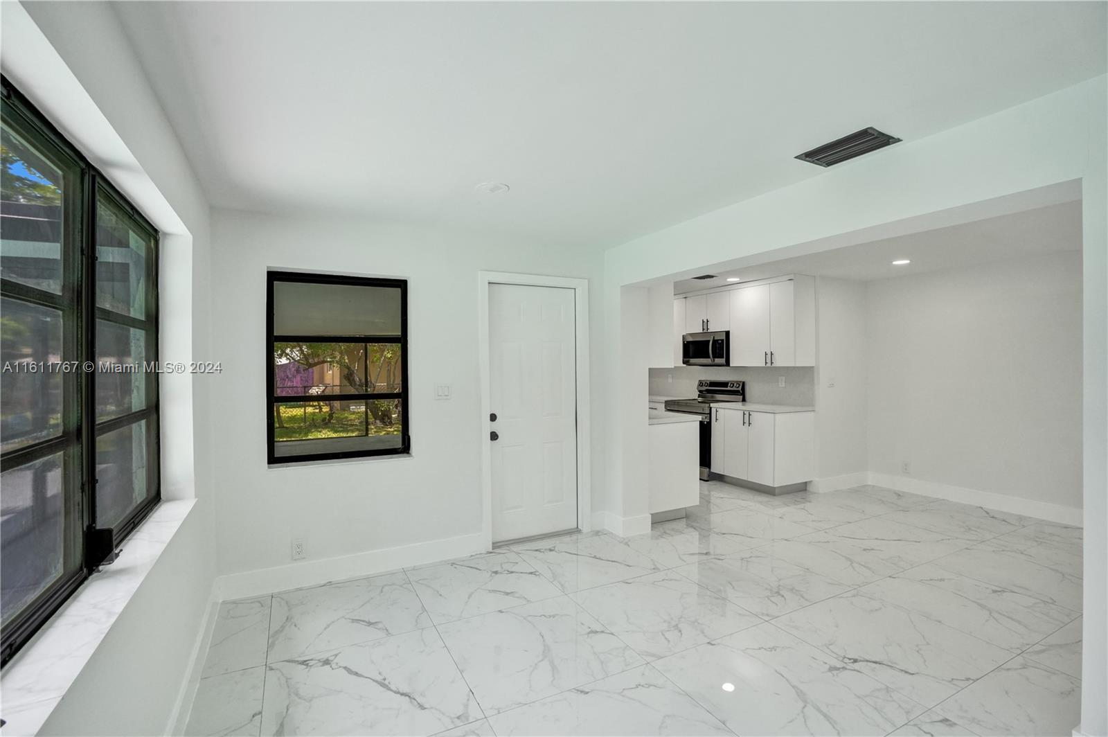 590 NW 38th Pl