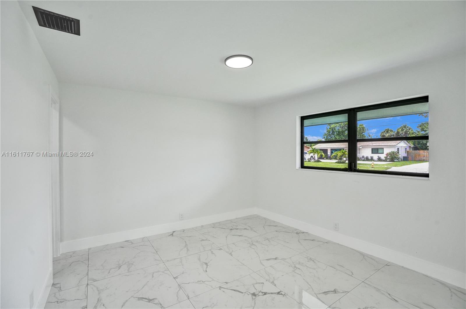 590 NW 38th Pl