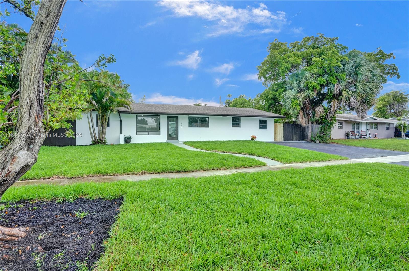 590 NW 38th Pl