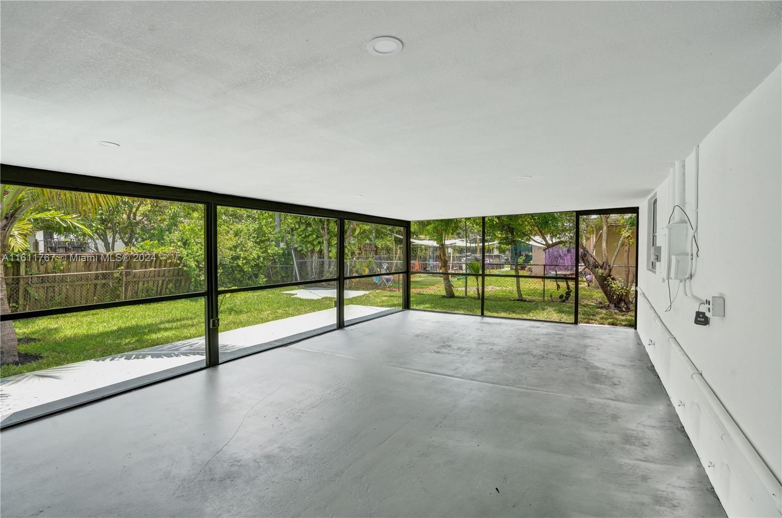 590 NW 38th Pl
