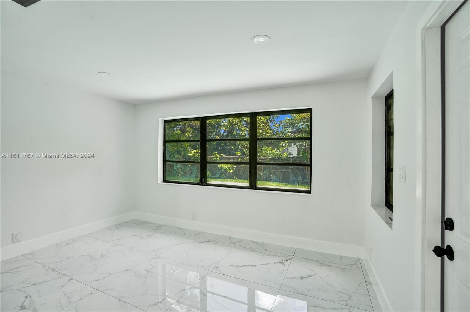 590 NW 38th Pl