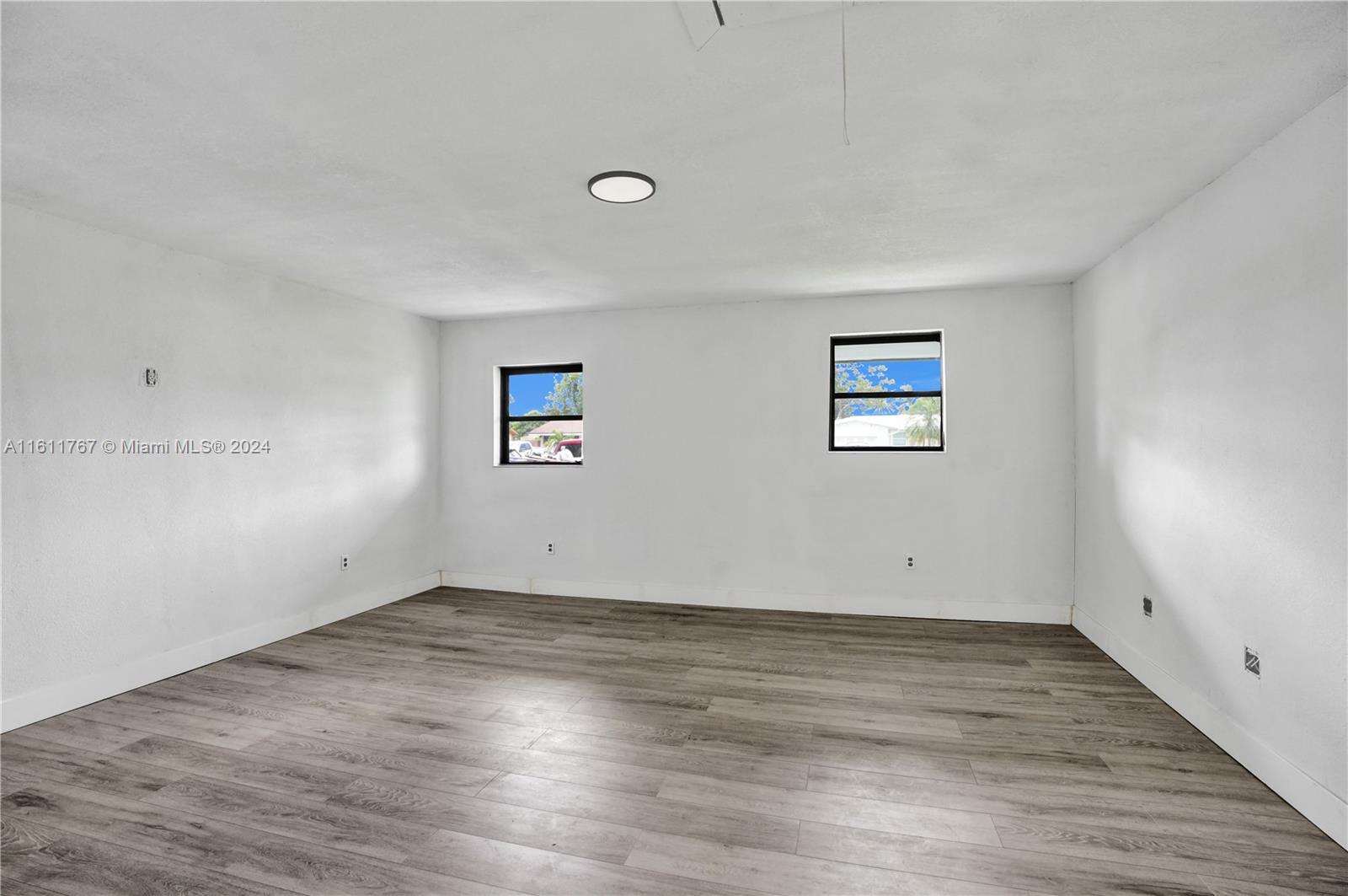 590 NW 38th Pl