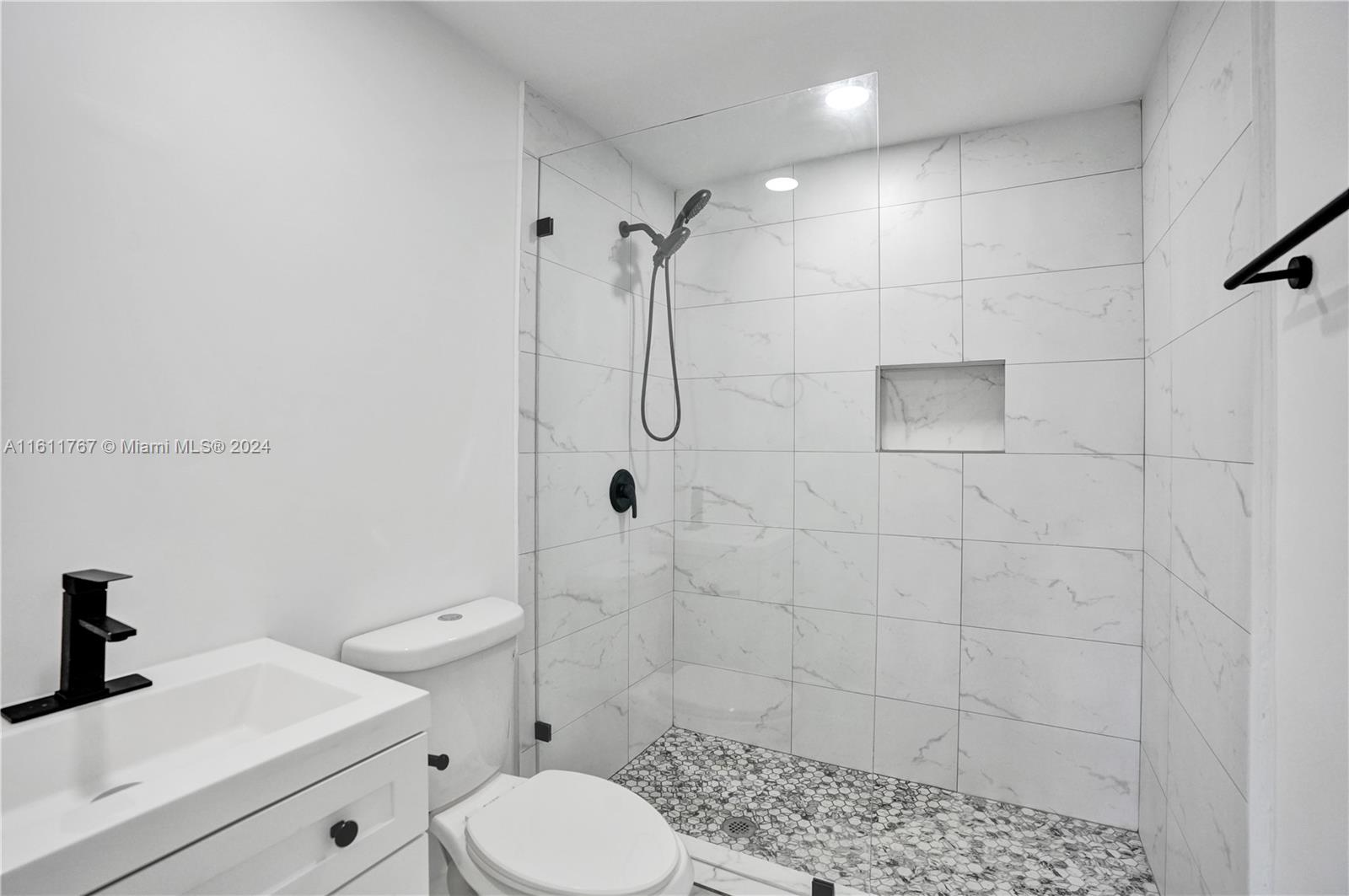 590 NW 38th Pl