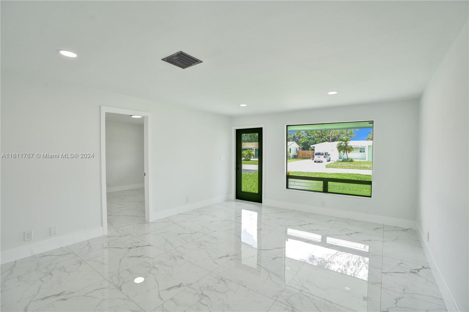 590 NW 38th Pl