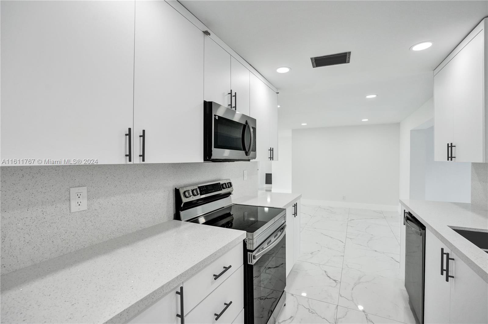590 NW 38th Pl