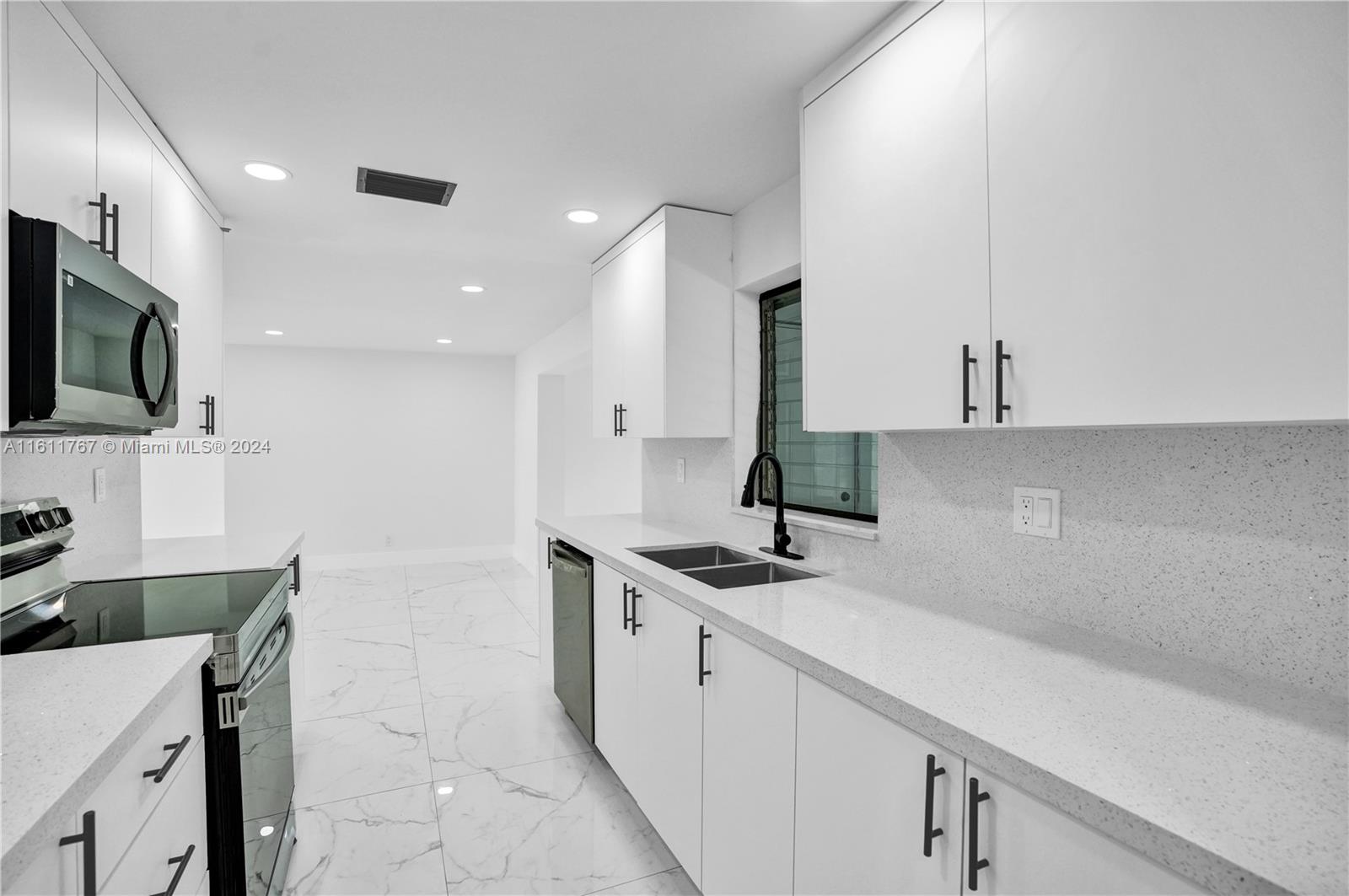 590 NW 38th Pl