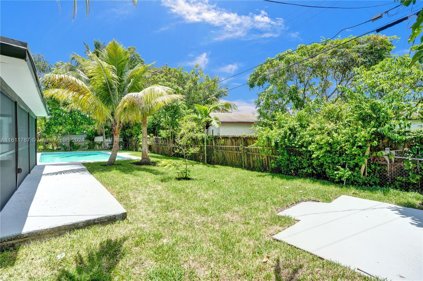 590 NW 38th Pl