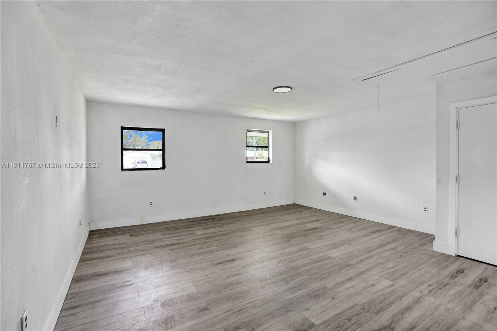 590 NW 38th Pl