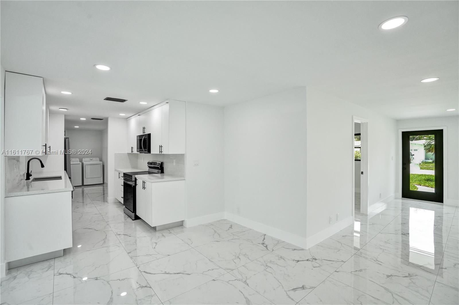 590 NW 38th Pl