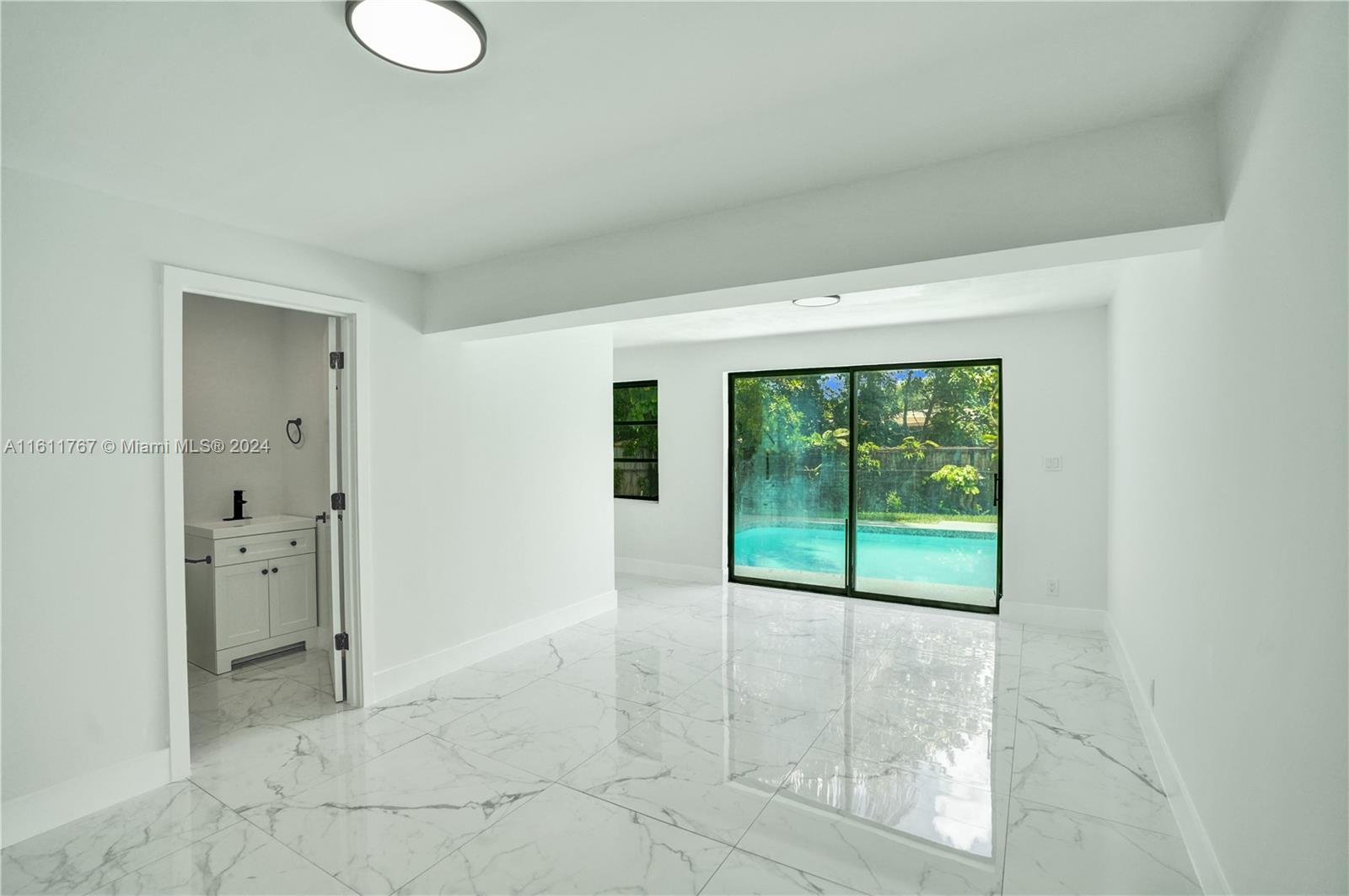 590 NW 38th Pl