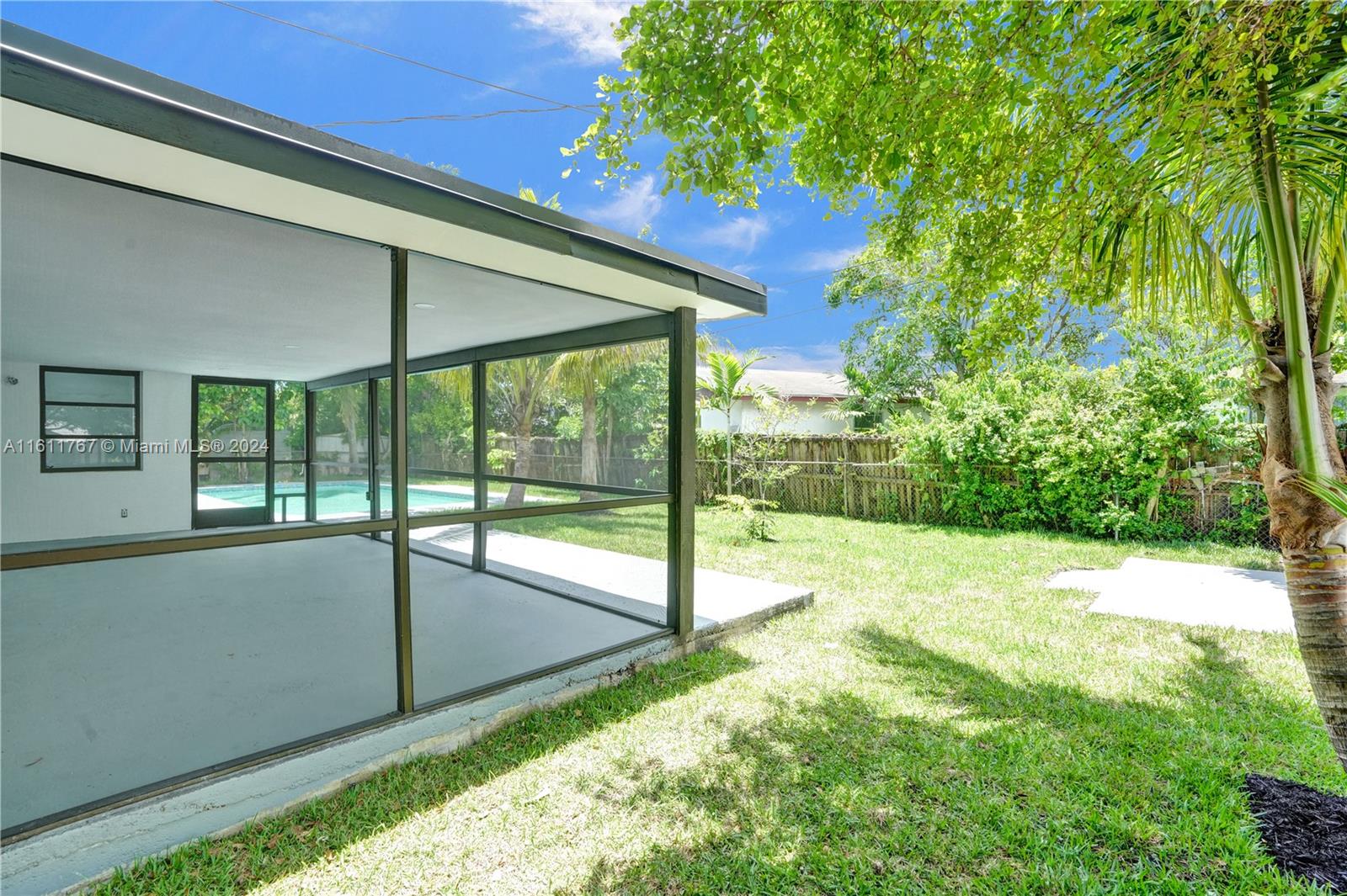 590 NW 38th Pl
