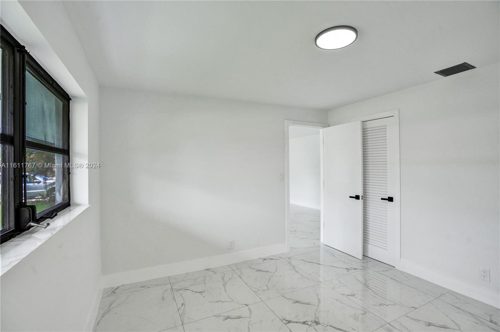 590 NW 38th Pl