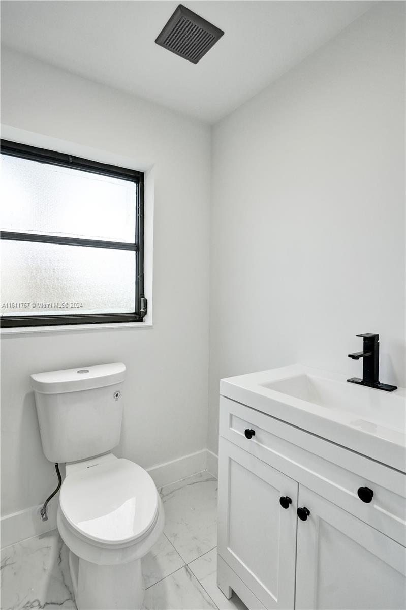 590 NW 38th Pl