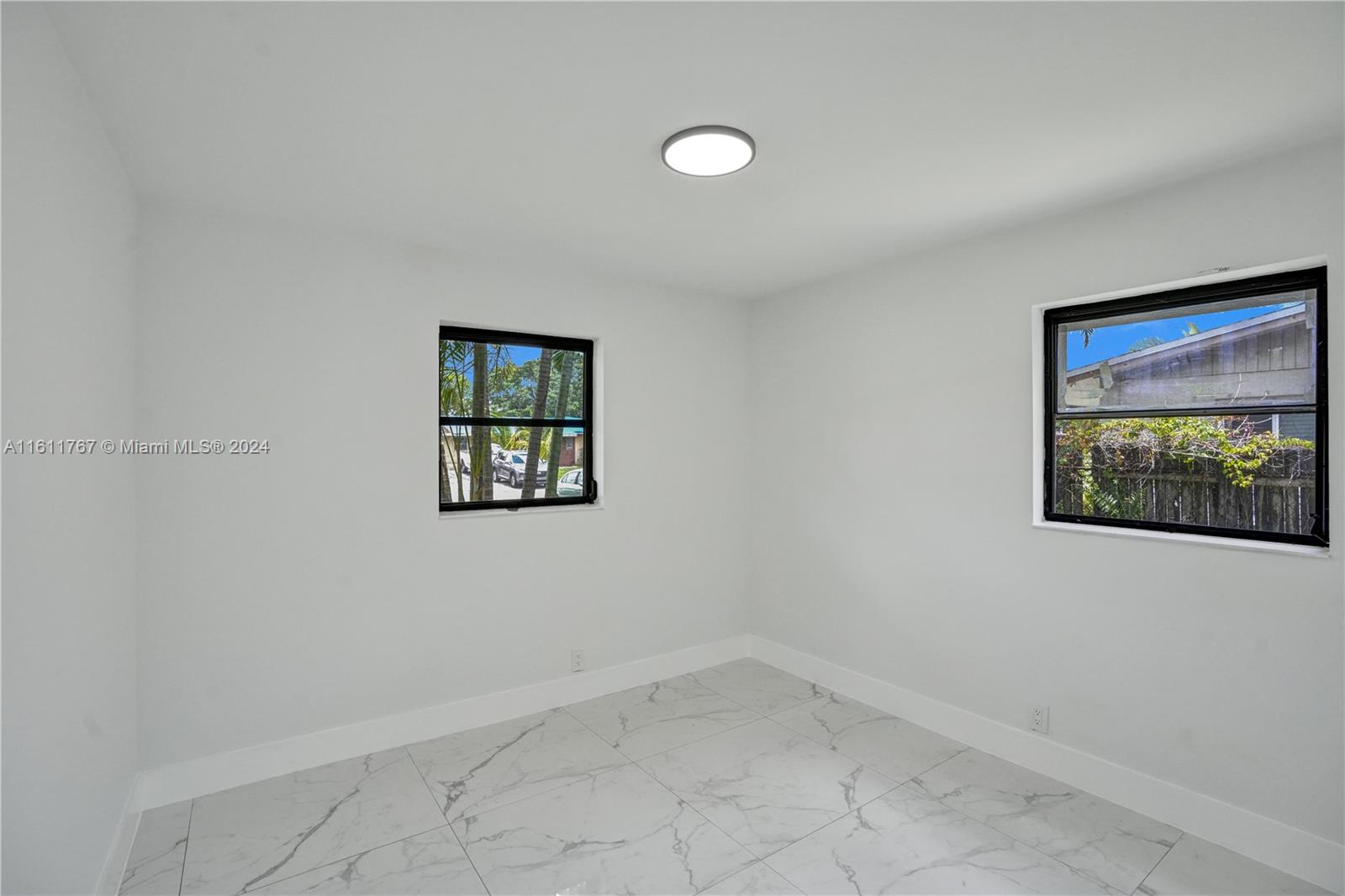 590 NW 38th Pl