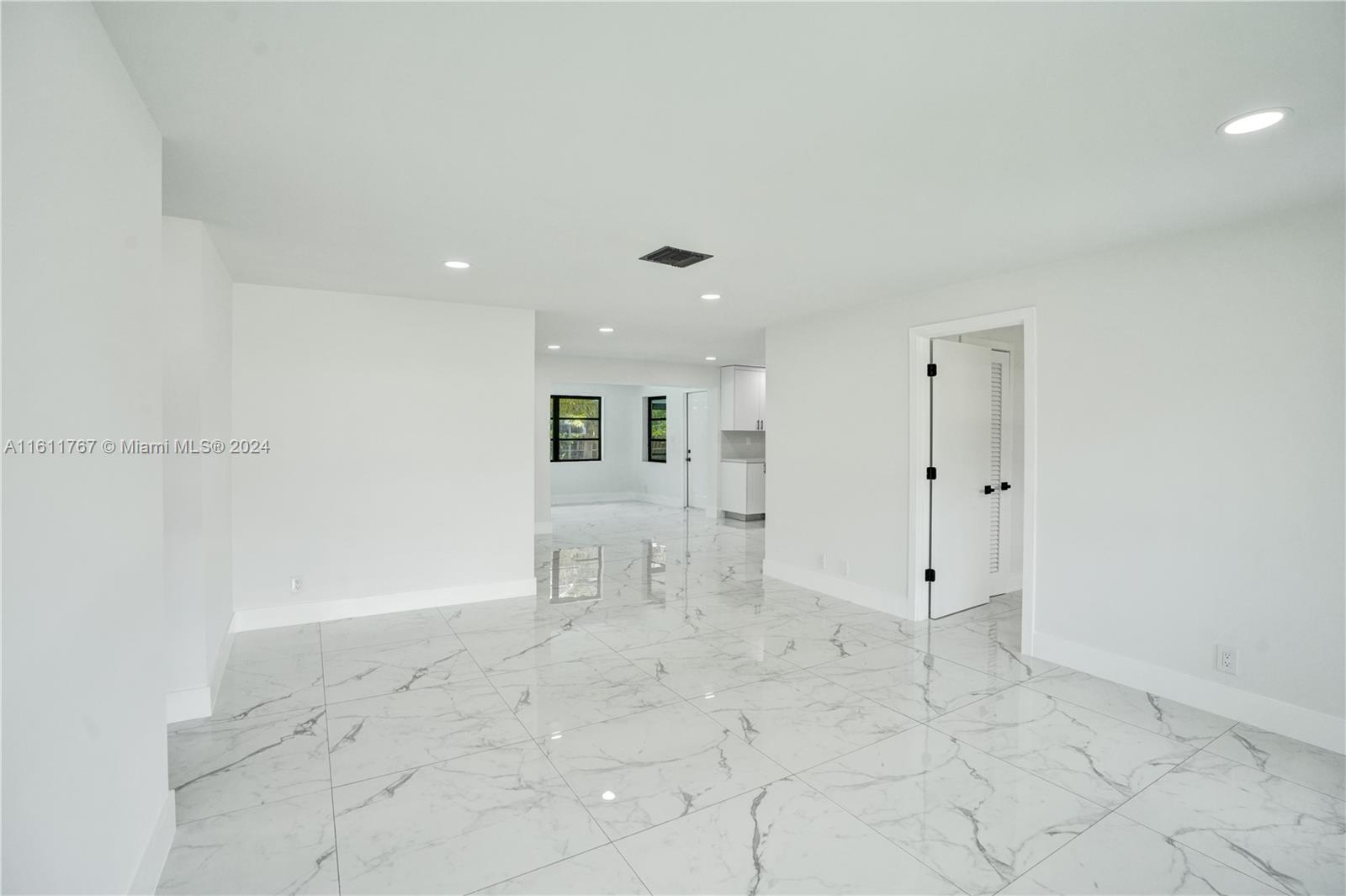 590 NW 38th Pl