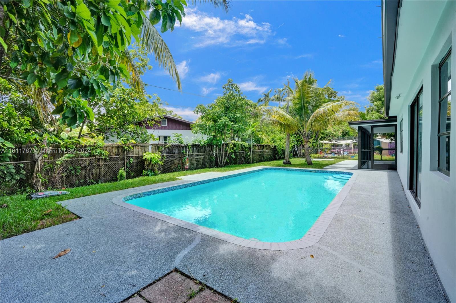 590 NW 38th Pl