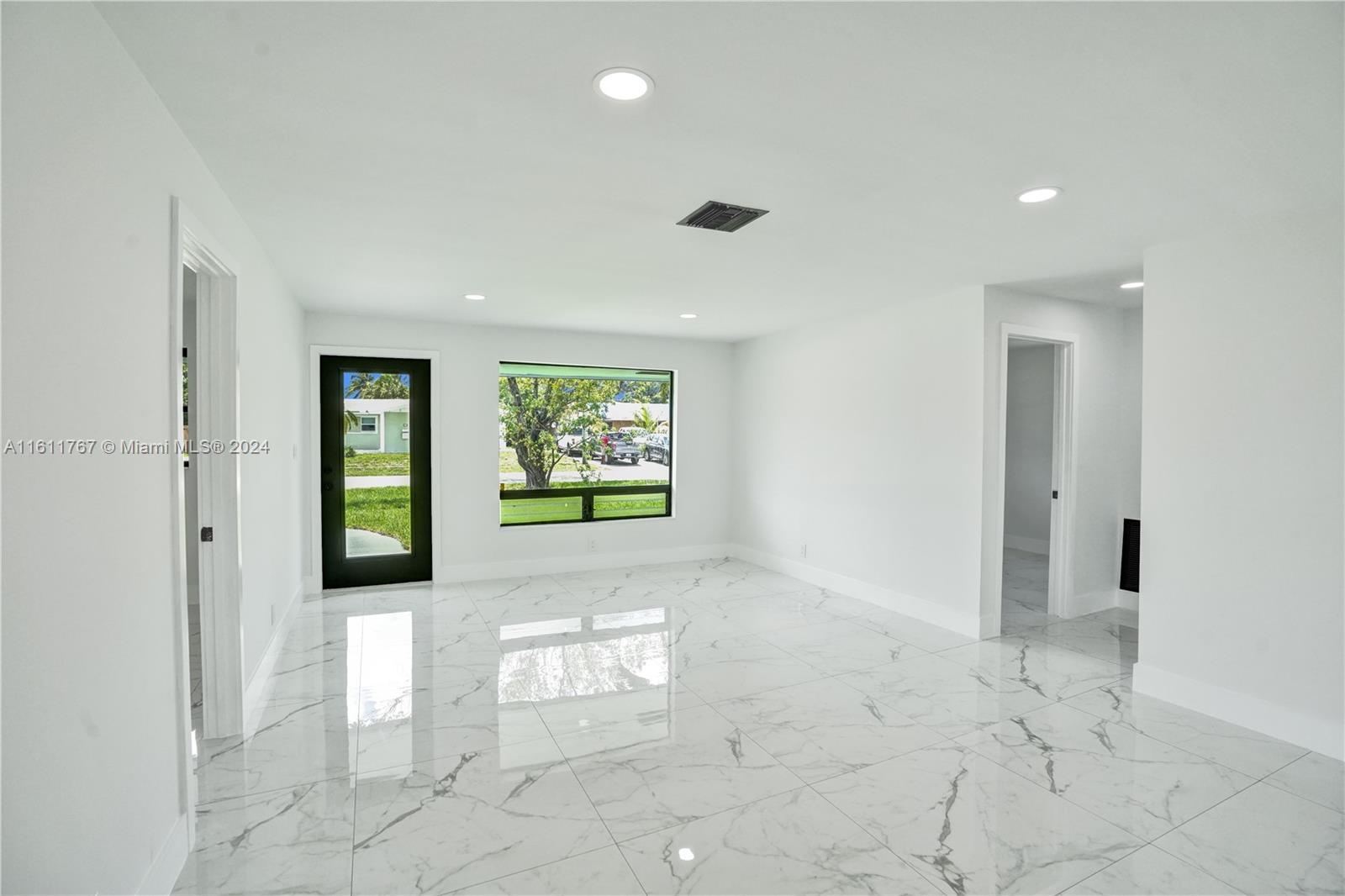 590 NW 38th Pl