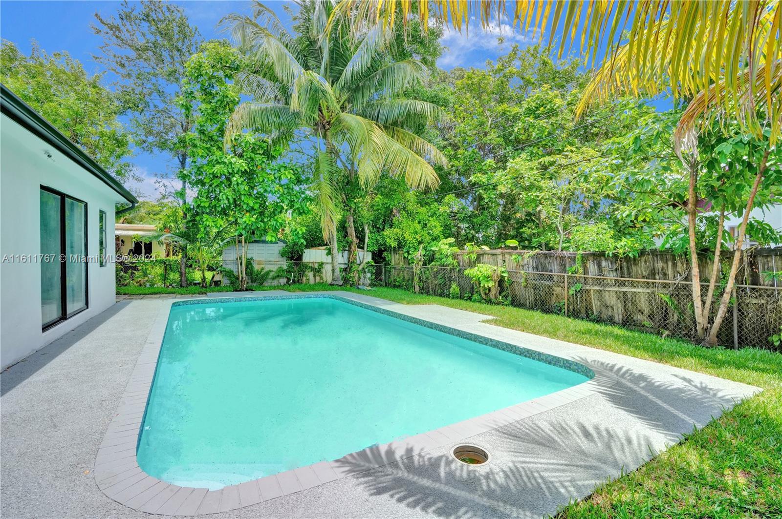 590 NW 38th Pl
