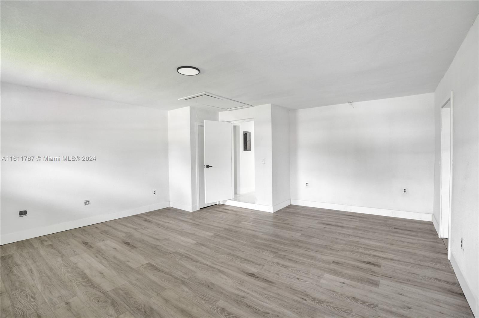 590 NW 38th Pl